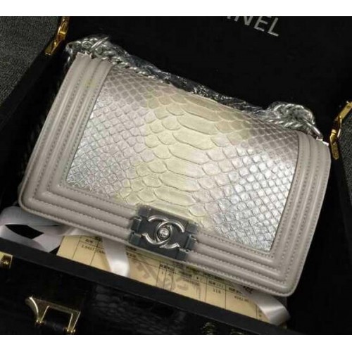 Chanel Boy Flap Schoudertas Zilver Python Leer A66095 Zilver