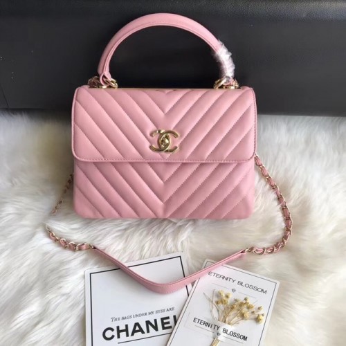 Chanel CC originele lamsvacht kleptas A92236V roze gouden gesp