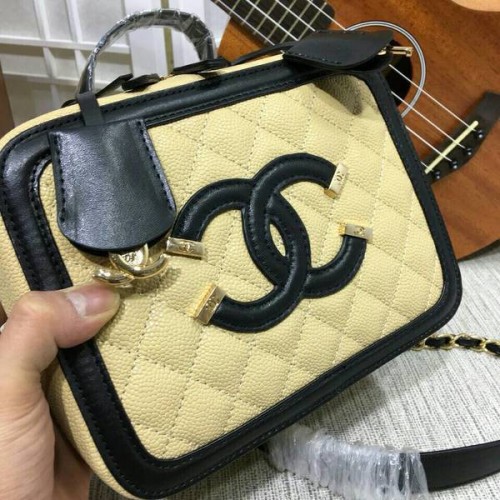 Chanel Kalfsleer Mini Schoudertas 6070 Camel