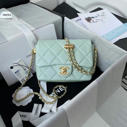 Chanel Flap schoudertas generfd kalfsleer AS2855 parelmoer lichtgroen