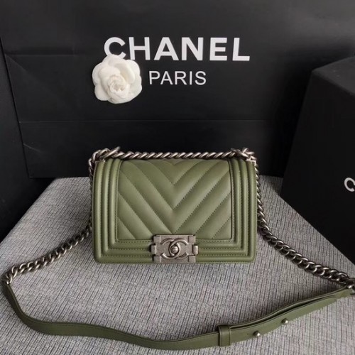Chanel Le Boy Flap Schoudertas Origineel Kalfsleer A67085 groen zilver Gesp