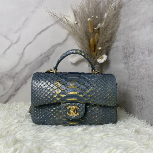 Chanel Snake skin mini flap bag met handvat aan de bovenkant AS2431 donkergrijs