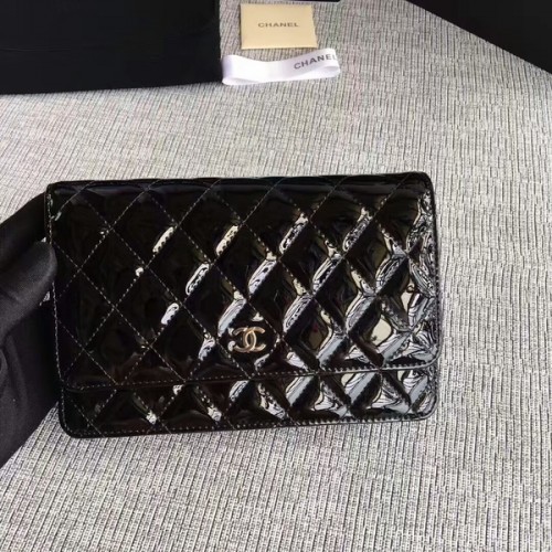 Chanel WOC Flap Bag Lakleer A33814C Zwart
