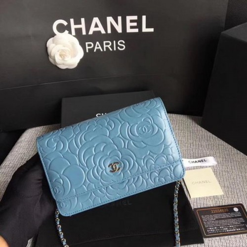 Chanel WOC hemelsblauw Camellia lederen mini flap tas A33814 zilver