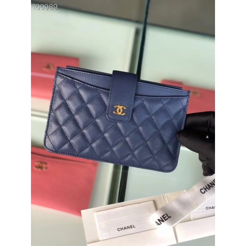 Chanel classic pouch generfd kalfsleer goudkleurig metaal A81902 blauw