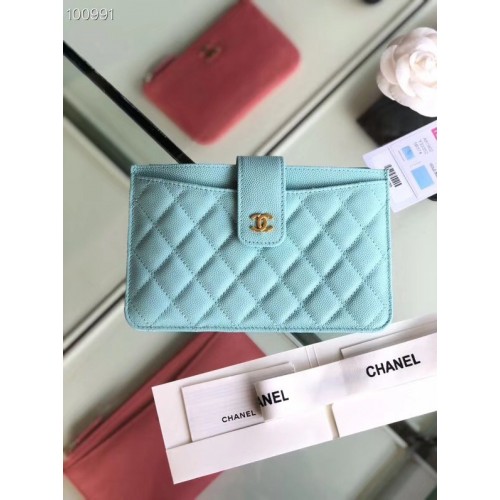 Chanel classic pouch generfd kalfsleer goudkleurig metaal A81902 hemelsblauw