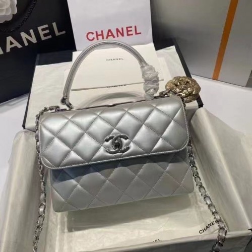 Chanel kleptas met handvat aan de bovenkant AS2215 Zilver