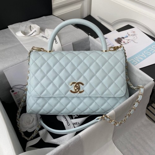 Chanel flap bag met hengsel generfd kalfsleer goudkleurig metaal A92991 lichtblauw