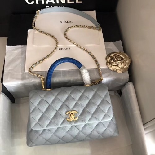 Chanel originele Caviar lederen tas met klep boven handvat B92292 lichtblauw & goudkleurig metaal