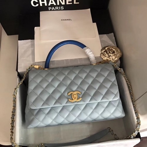 Chanel originele Caviar lederen tas met klep boven handvat B92292 lichtblauw & goudkleurig metaal
