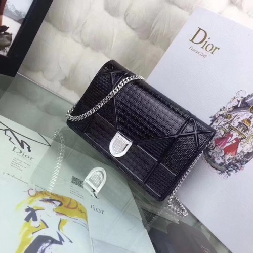 DIORAMA PORTEFEUILLE ON CHAIN CLUTCH METALLIC KALFSLEER MET MICRO-CANNAGE MOTIEF S0328 zwart