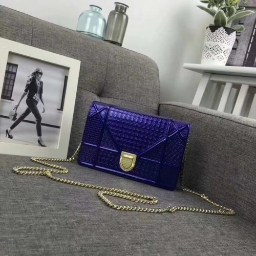 DIORAMA PORTEFEUILLE MET KETTINGKOPPELING METALLIC KALFSLEER MET MICRO-CANNAGEMOTIEF S0328 blauw