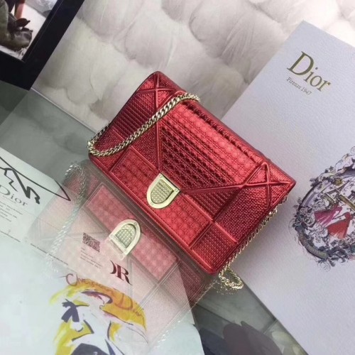 DIORAMA PORTEFEUILLE MET KETTINGKOPPELING METALLIC KALFSLEER MET MICRO-CANNAGEMOTIEF S0328 rood