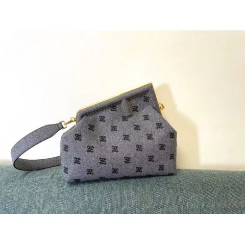 FENDI FIRST MEDIUM flanellen tas met borduursel 8BP127A grijs