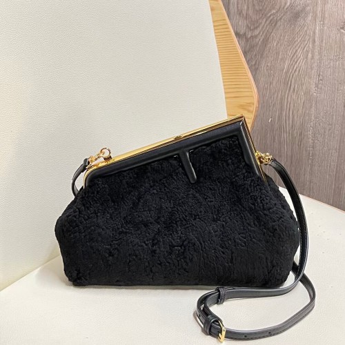FENDI FIRST SMALL wollen schapenvacht tas 5FB2217 zwart