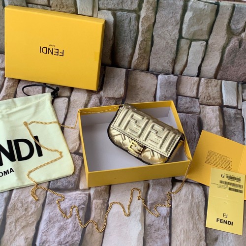 FENDI NANO BAGUETTE CHARM nappaleer 7AR844 Goud