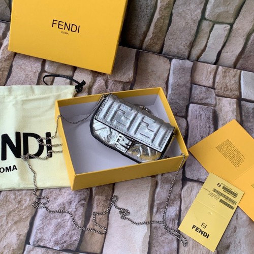 FENDI NANO BAGUETTE CHARM nappaleer 7AR844 Zilver