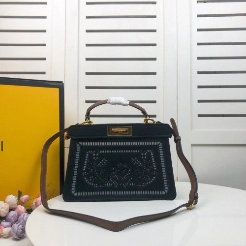 FENDI PEEKABOO ICONIC met zwarte borduurdecoratie F6509