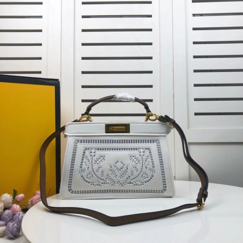 FENDI PEEKABOO ICONIC met witte borduurdecoratie F6509