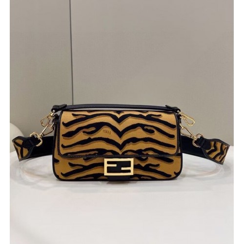 FENDI MIDI BAGUETTE stoffen schoudertas 8BM023 bruin