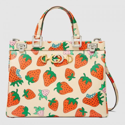 Gucci Zumi Medium tas met aardbeienprint 564714