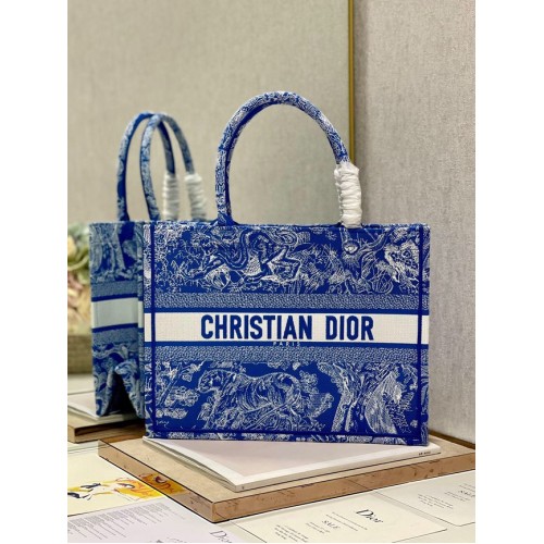 MEDIUM DIOR BOOK TOTE Fluorescerend blauw Toile de Jouy omgekeerd borduren M1296ZROC