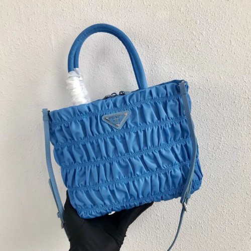Prada Re-Edition nylon Draagtas 1BG321 lichtblauw