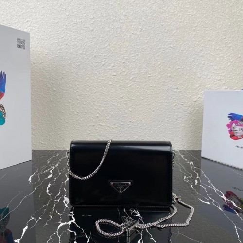 Prada Small geborsteld leren schoudertas 1BH307 zwart