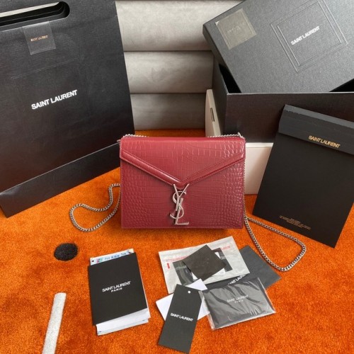 SAINT LAURENT CASSANDRA MEDIUM KETTINGTAS IN GLANZEND LEER MET KROKODIL-RELIËF 532750 Bourgondië