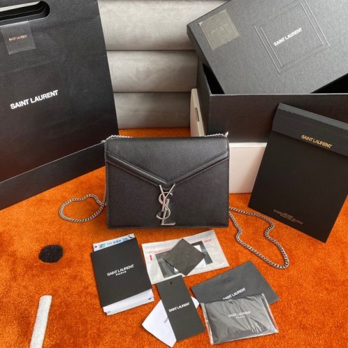 SAINT LAURENT CASSANDRA MEDIUM KETTINGTAS IN GRAIN DE POUDRE RELIEF LEER 532750 zwart