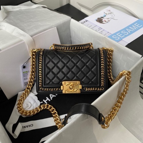KLEINE BOY CHANEL HANDTAS Goudkleurig metaal A67085 ZWART