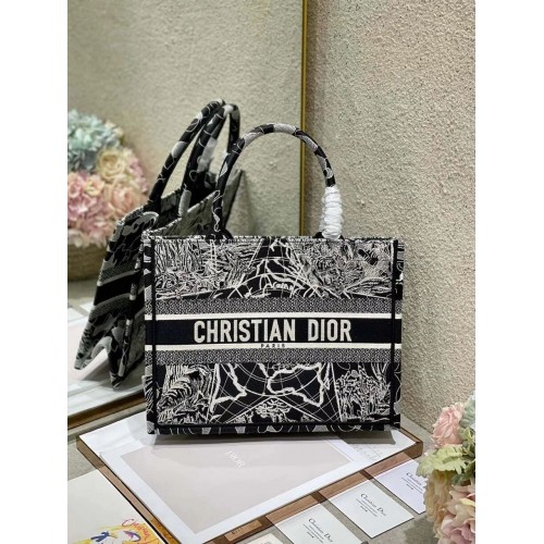 KLEINE DIOR BOOK TOTE Zwart-wit wereldbolborduursel M1296ZJ