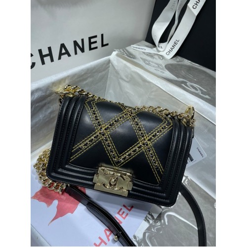 Kleine BOY CHANEL handtas verfrommeld kalfsleer goudkleurig metaal A67085 zwart
