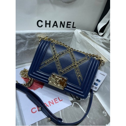 Small BOY CHANEL handtas verfrommeld kalfsleer goudkleurig metaal A67085 donkerblauw