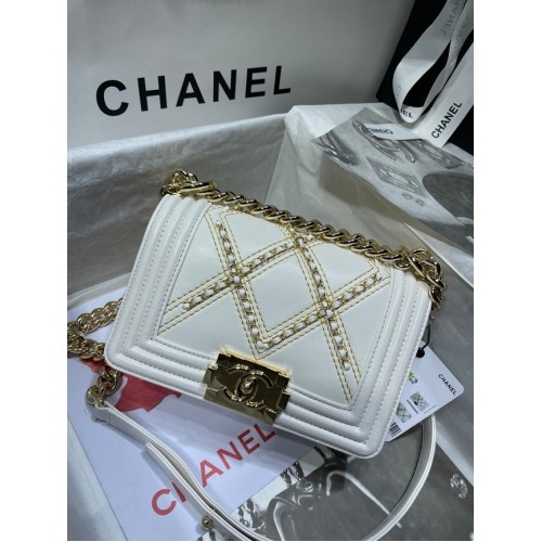 Kleine BOY CHANEL handtas verfrommeld kalfsleer goudkleurig metaal A67085 wit