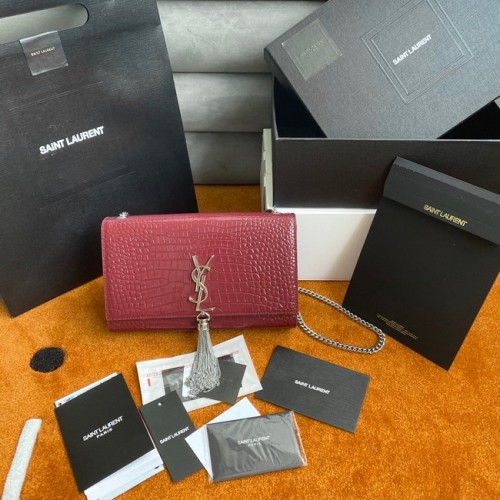 Yves Saint Laurent KATE KETTINGPORTEFEUILLE MET KWASTJE VAN GLANZEND LEER MET KROKODIL-RELIËF 452159 Bordeaux