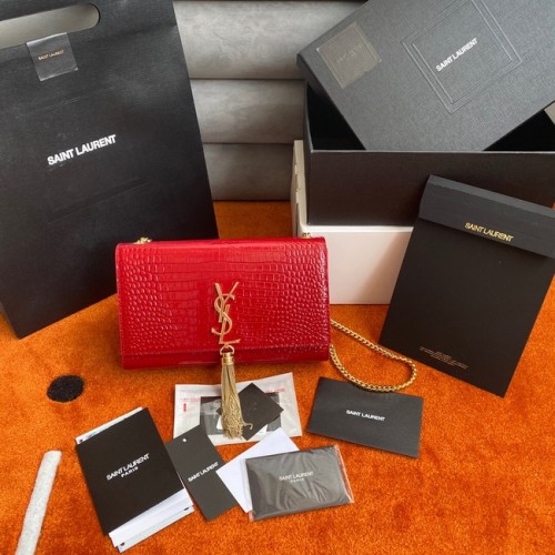 Yves Saint Laurent KATE KETTINGPORTEFEUILLE MET KWASTJE IN GLANZEND LEER MET KROKODIL-RELIËF 452159 rood