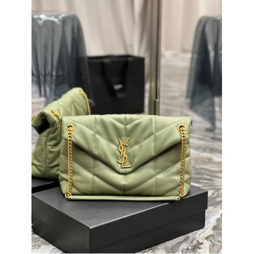 Yves Saint Laurent LOULOU PUFFER MEDIUM TAS IN GEWATTEERD GEROOFLIJST MAT LEER Y577475 LICHTGROEN