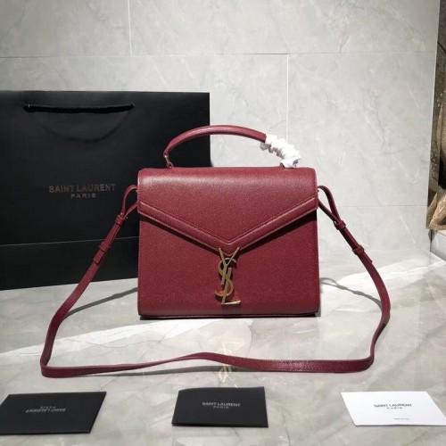 Yves Saint Laurent CASSANDRA MEDIUM TAS MET BOVENSTE HANDVAT IN GRAIN DE POUDRE RELIEF LEER Y578000 Rood