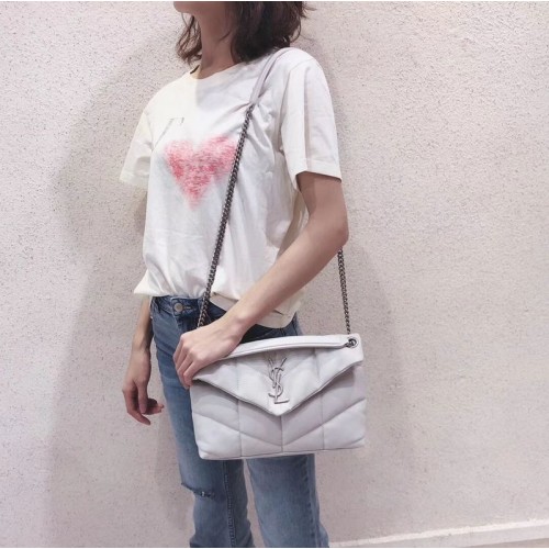 Yves Saint Laurent LOULOU PUFFER KLEINE TAS VAN GEWATTEERD GEROOFLIJST MAT LEER Y577476 Wit