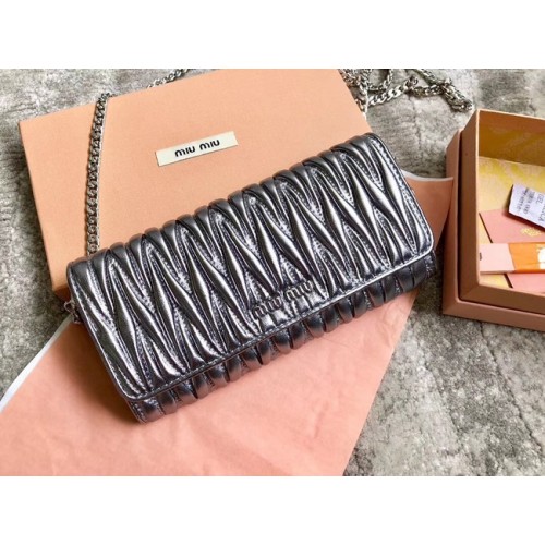 miu miu matelasse nappa lederen clutch 5DH002 grijs