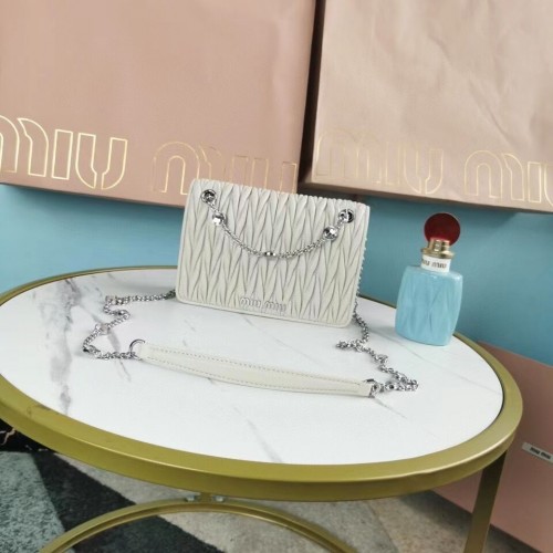 miu miu Matelasse nappa lederen schoudertas 5AC065 wit