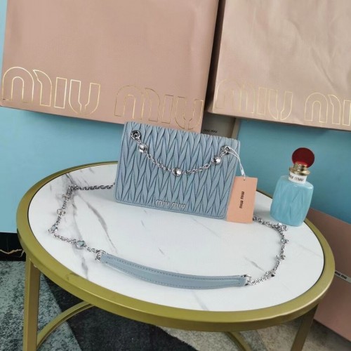 miu miu Matelasse Nappa Leren Schoudertas 5AC065 lichtblauw