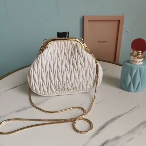 miu miu Matelasse Nappa lederen schoudertas 5BB016L wit