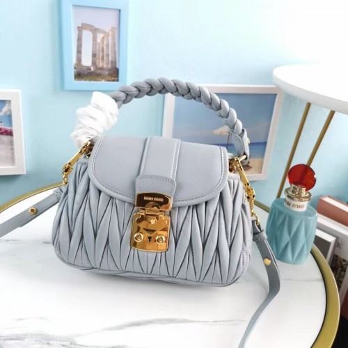 miu miu Matelasse Nappa Leren Schoudertas 5BD188 lichtblauw