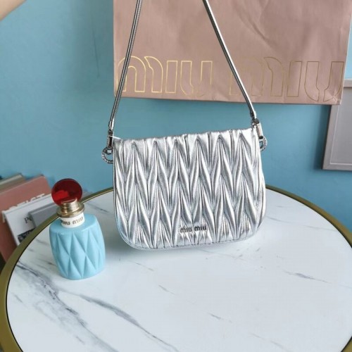 miu miu mini-schoudertas van matelass nappaleer 5BH200 zilver