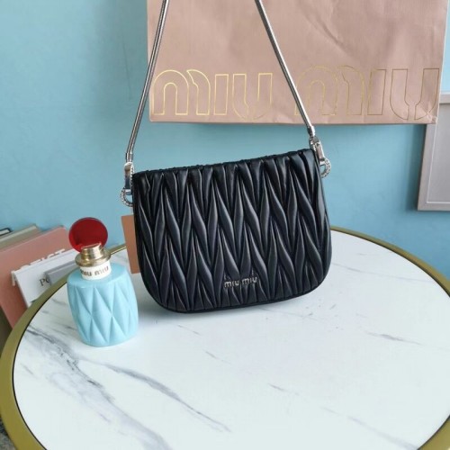 miu miu matelasse nappa lederen mini-schoudertas 5BH200 zwart