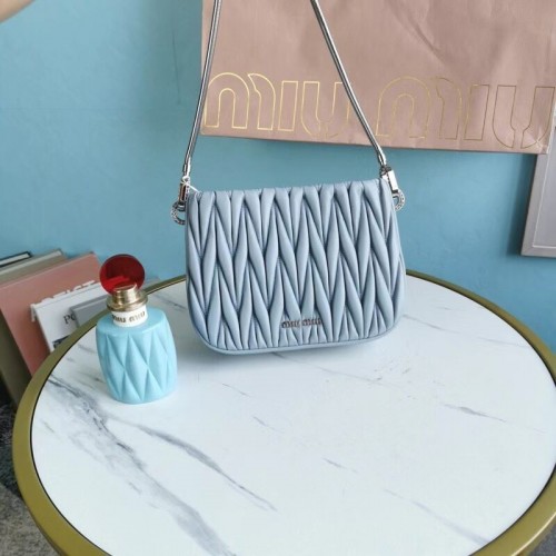 miu miu matelasse nappa lederen mini-schoudertas 5BH200 lichtblauw