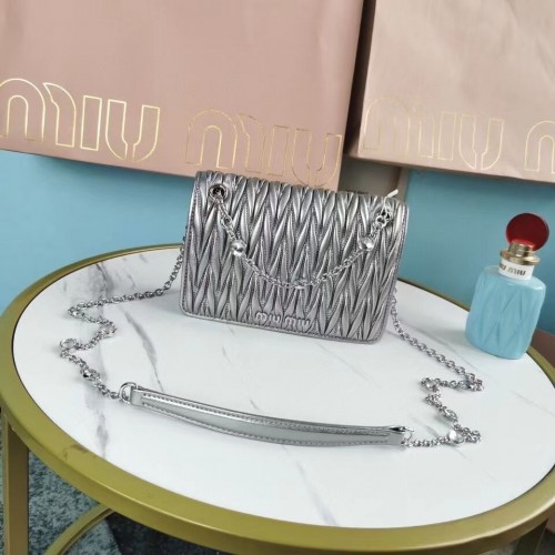 miu miu matelasse nappaleer mini-schoudertas 5TT124 zilver